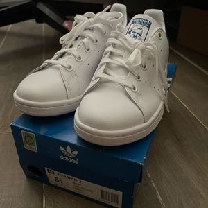 BRAND NEW Adidas Stan Smiths Navy WOMENS 7 1/2 KIDS CHILDREN 5/12 with box